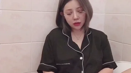 คลิปหลุดไทย Babynookie สาวหน้าตาน่ารักผิวขาวสะอ้านนมใหญ่เด้งดึ๋งแอบช่วยตัวเองในห้องน้ำ ใช้นิ้วลูบไล้หีเบาๆก่อนโม๊กอย่างรุนแรงครางเสียงดังเสียวตัวโยน น้ำเงี่ยนพุ่งออกมาจนแตกกระจาย
