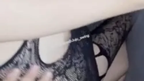 คลิปหลุด juju_swing น้องจูจูสาวไทยหน้าหวาน เล่นบทบาทสวิงกิ้งกับสองหนุ่มบนเตียงห้องมืด หีฟิตแน่นโดนโม๊กควยก่อนสลับซอยแรงครางเสียว กระแทกมันส์จนน้ำแตกในไม่ยั้ง