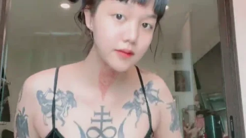 คลิปหลุด Onlyfans น้องมุก สาวสักลายหุ่นอวบนมใหญ่ นั่งอ้าหีโชว์กล้องตั้งในห้อง ใช้นิ้วลูบคลำหีครางเสียวขาเกร็ง
