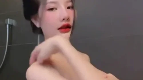 คลิปหลุด Onlyfans sexyangle_lookwa น้องสาวไทยน่ารักสวย ช่วยตัวเองในห้องน้ำ นั่งแอ่นหีใช้นิ้วครางเสียว น้ำเงี่ยนไหลเยิ้มเต็มพื้นตัวโยก