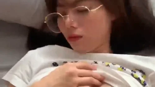 คลิปหลุดทางบ้าน อินฟลูเขมรสาวสวยแว่นใส่ โดนแฟนซอยหีคาชุดนมเล็กขาวหมวย ครางเสียวในห้องนอน เย็ดสดถ่ายคลิป