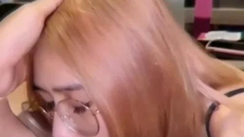 คลิปหลุด Onlyfans ff_bell_atidtaya สาวแว่นไทยเลียไข่แฟนแล้วเย็ดหีสดครางเสียวในห้องนอน หีแฉะน้ำเงี่ยนไหลเยิ้มฉากจริงกับแฟนไม่แต่ง