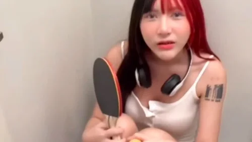 คลิปหลุด Onlyfans jeedjad_ss น้องจี๊ดจ๊าด สาวหมวยนมใหญ่ โดนแฟนกระแทกหีคาชุดบนเตียง หีแฉะครางเสียวถ่ายคลิปจริงในห้องนอน