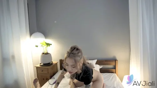 หนังโป๊จีน AV Jiali Jiu Jiu สาวจีนผมบลอนด์รอยสักหุ่นดีนมใหญ่ น่ารักเย็ดกับแฟนในห้องนอน ท่าหมาขย่มควยอมควยถ่ายคลิปน้ำแตกคาชุด