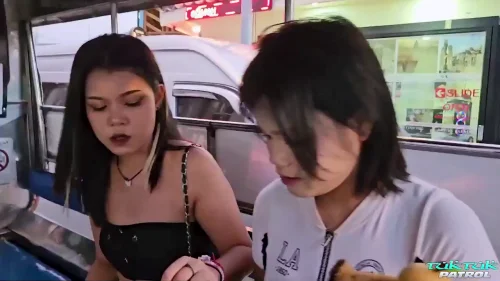 คลิป Tuktukpatrol สาวไทยขาวเนียนนมโตไซด์ไลน์ XXX ถูกฝรั่งสองคนเรียกมาทรีซั่มในโรงแรม เย็ดหีบนเตียงจนหีแฉะครางเสียว โม๊กควยสองข้างแล้วแตกในทั้งคู่