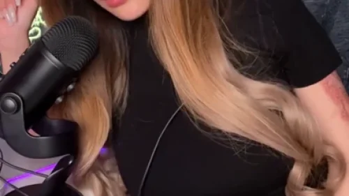 คลิปหลุด Onlyfans Rae Lil Black สาวไทยหีเนียนนมใหญ่ นั่งเก้าอี้หน้าคอมเบ็ดหิยั่วเย็ด ASMR ครางเสียวหีเนียนชวนเย็ดจนน้ำเงี่ยนแฉะ