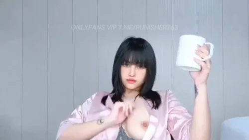 คลิปหลุด mamookwd Onlyfans สาวไทยผิวขาวนมใหญ่สักลาย เบ็ดหีเสียวหีตั้งกล้องบนโซฟา ช่วยตัวเองครางดังหีแฉะน้ำเงี่ยนไหลเยิ้ม