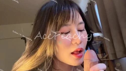 คลิปโอนลี่แฟน Marvelpeachy สาวไทยผิวขาวหุ่นดีนมโต นั่งอมควยโม๊คควยยั่วแฟนคลับบนโซฟา แตกน้ำควยใส่ปากดูดควยเสียวจัด