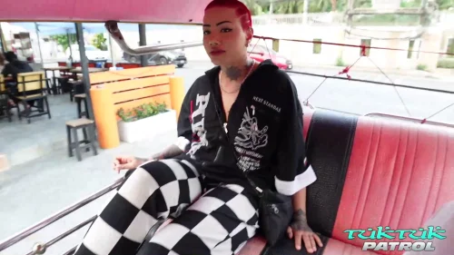 คลิปเสียว Tuktukpatrol Soda Part 2 สาวไทยหัวแดงสกินเฮด ขายหีในโรงแรม โดนเย็ดหีสดแรงครางเสียวลั่นห้อง แตกน้ำใส่หน้าเต็มๆ ฉากจริงไม่เซ็นเซอร์